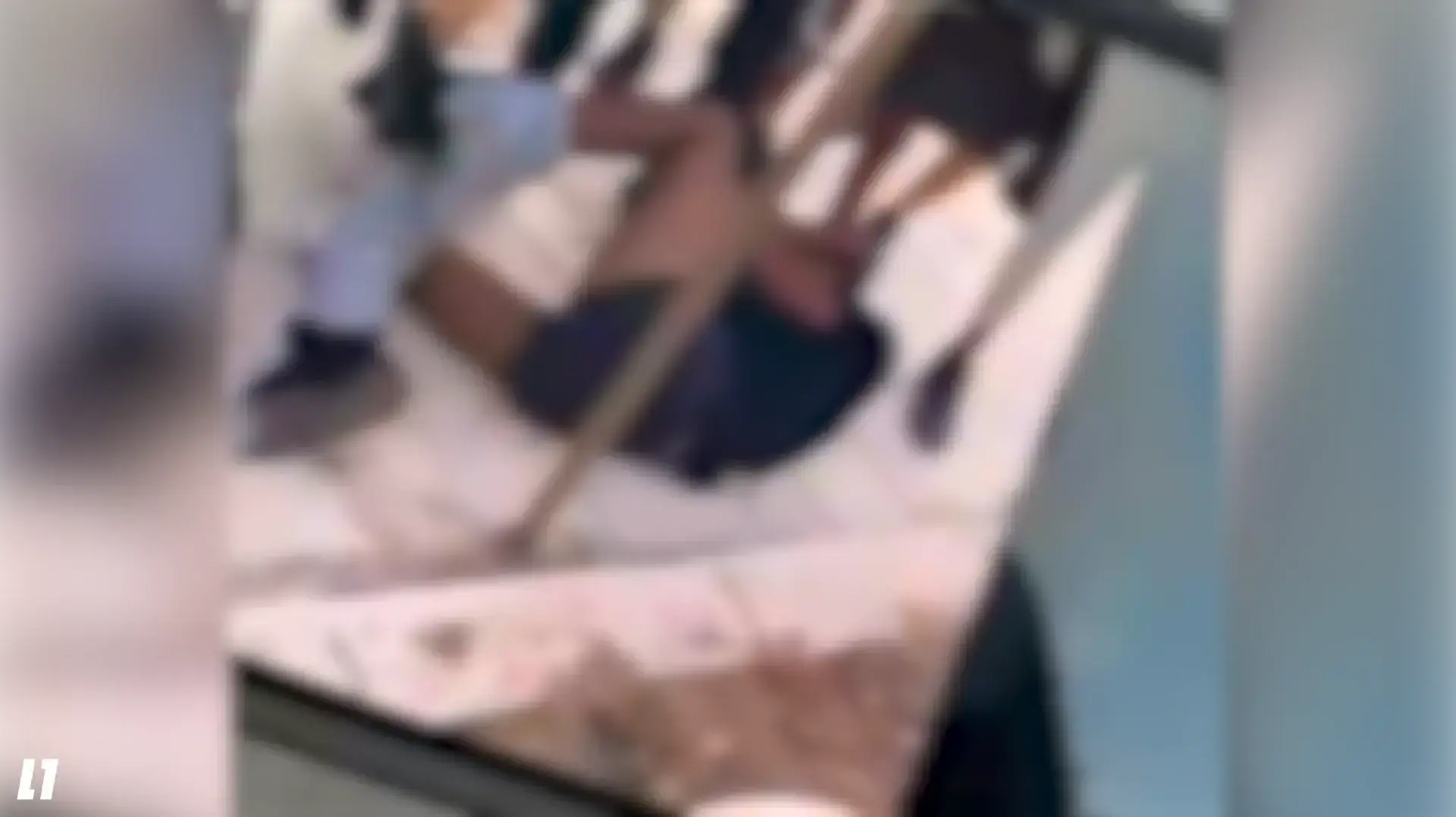תיעוד קשה לינץ’ בנער בפתח תקווה, המכות נמשכו גם לאחר שנפל לקרקע
