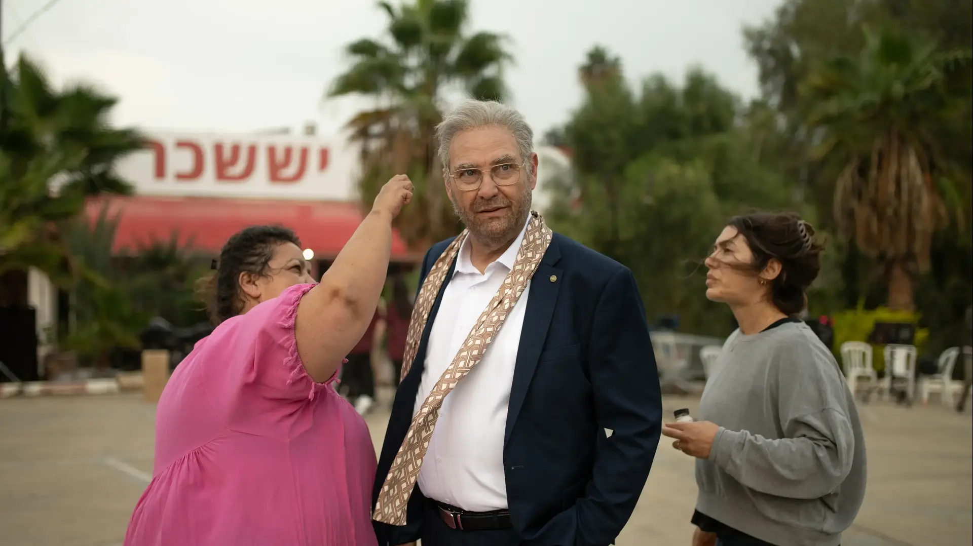 צביקה הדר על סט צילומי הסרט "קופה ראשית" צביקה הדר על סט צילומי הסרט "קופה ראשית"