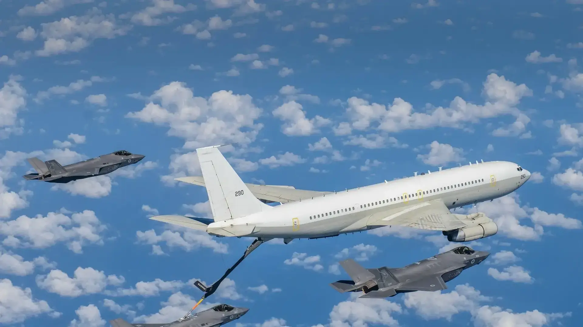בואינג 707 של חיל האוויר מתדלק מטוסי אף-35 אדיר בואינג 707 של חיל האוויר מתדלק מטוסי אף-35 אדיר