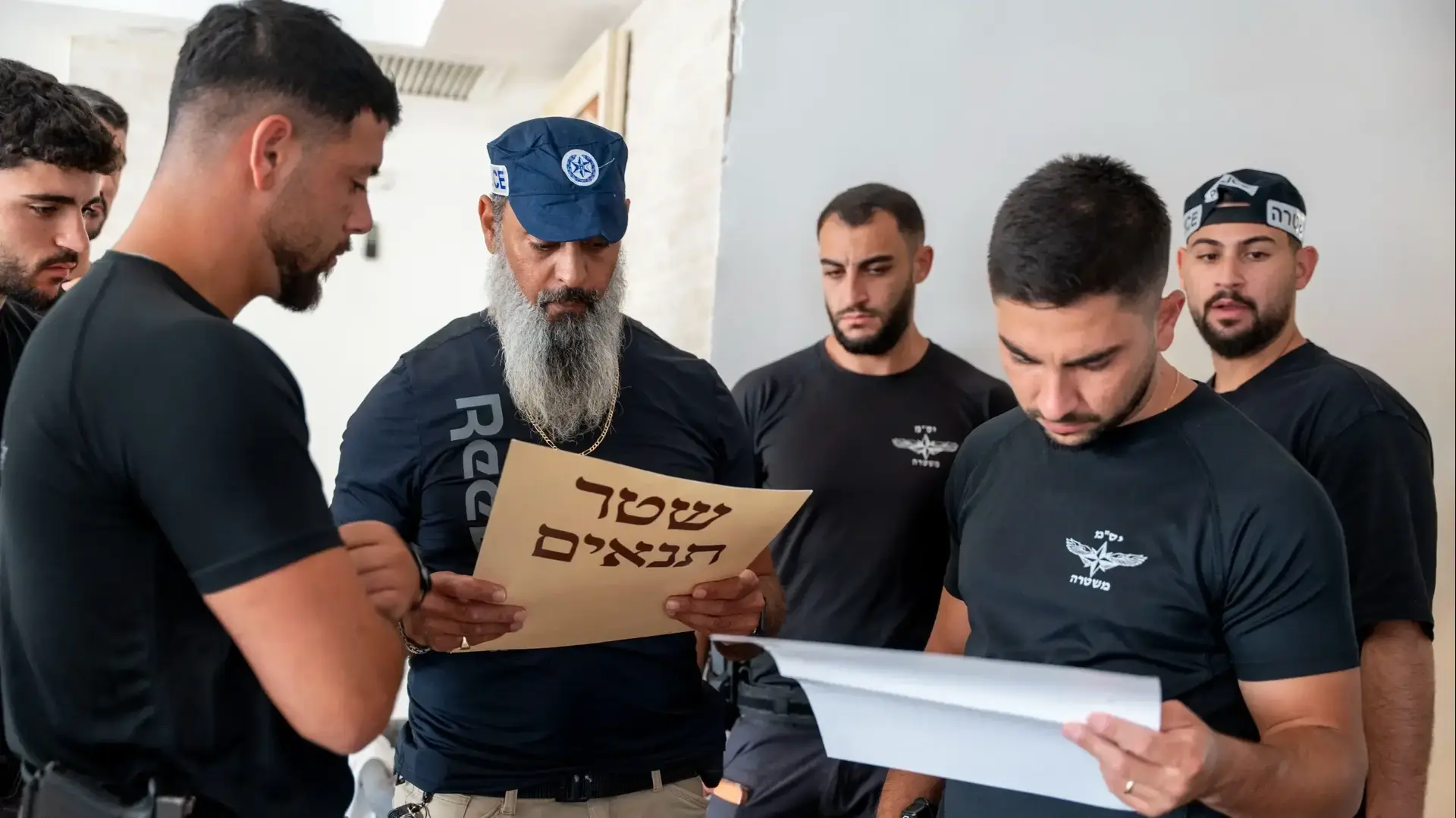 פשיטה משטרתית על מעורבים בנישואי קטינים ביבניאל. פשיטה משטרתית על מעורבים בנישואי קטינים ביבניאל.
