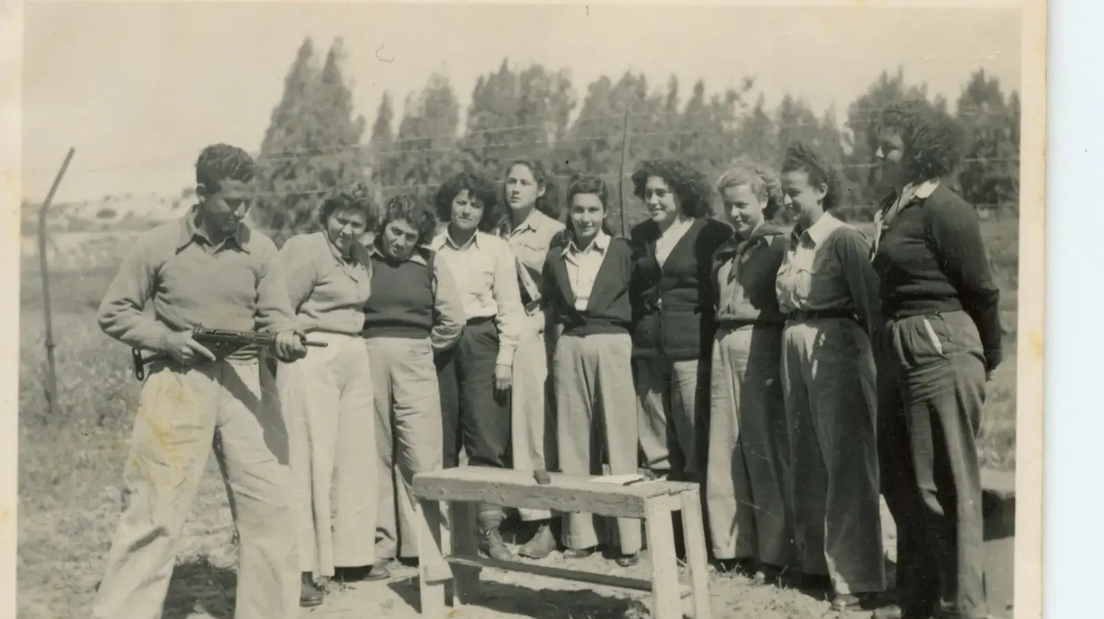 שמחה מאמן בנות בנחלת יהודה, שנת 1947 שמחה מאמן בנות בנחלת יהודה, שנת 1947