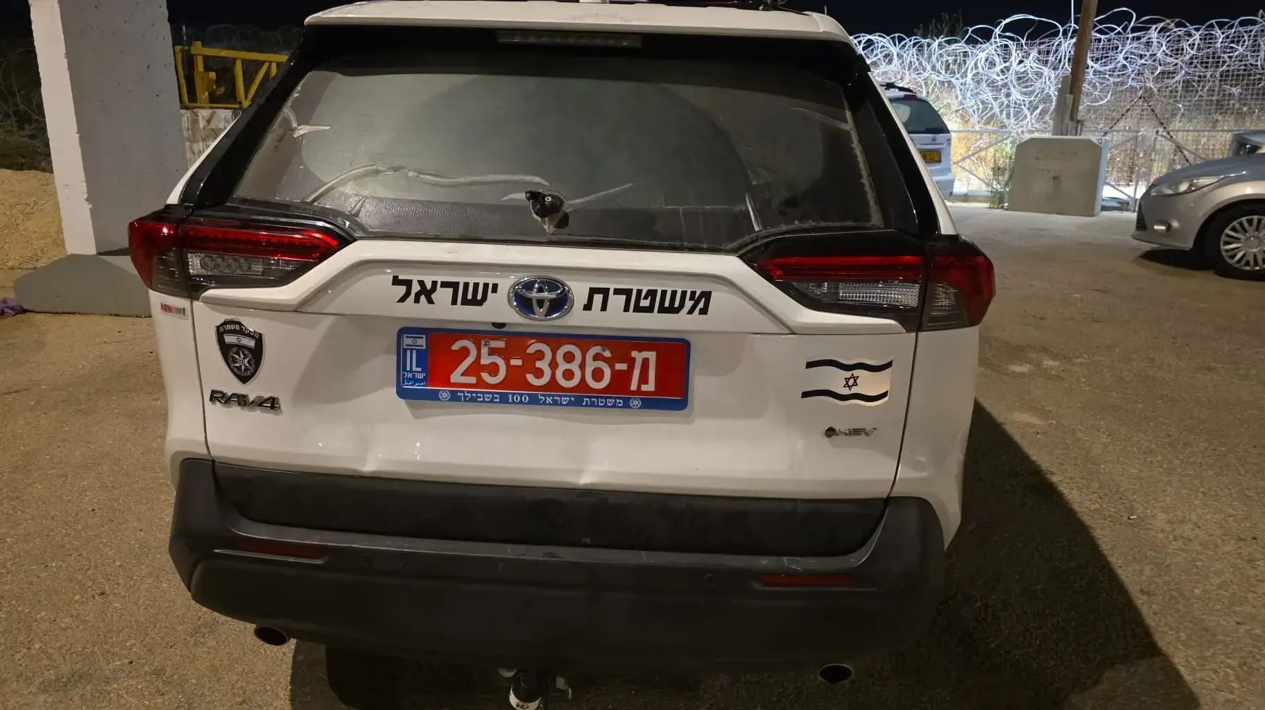 גלגלי ניידת משטרה מנוקבים אחרי עימותים מול חרדים, מחסום מכבים, 25 ביוני 2026 גלגלי ניידת משטרה מנוקבים אחרי עימותים מול חרדים, מחסום מכבים, 25 ביוני 2026