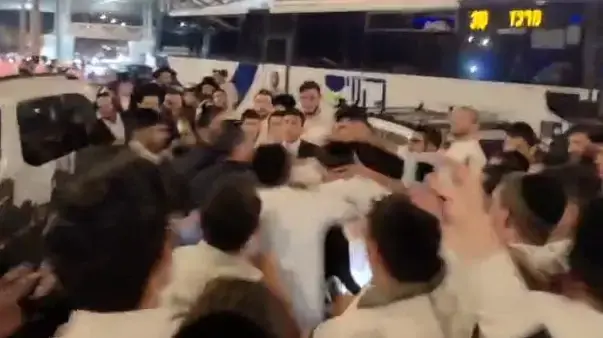 התפרעות חרדים במחסום מכבים מול כוחות משטרה