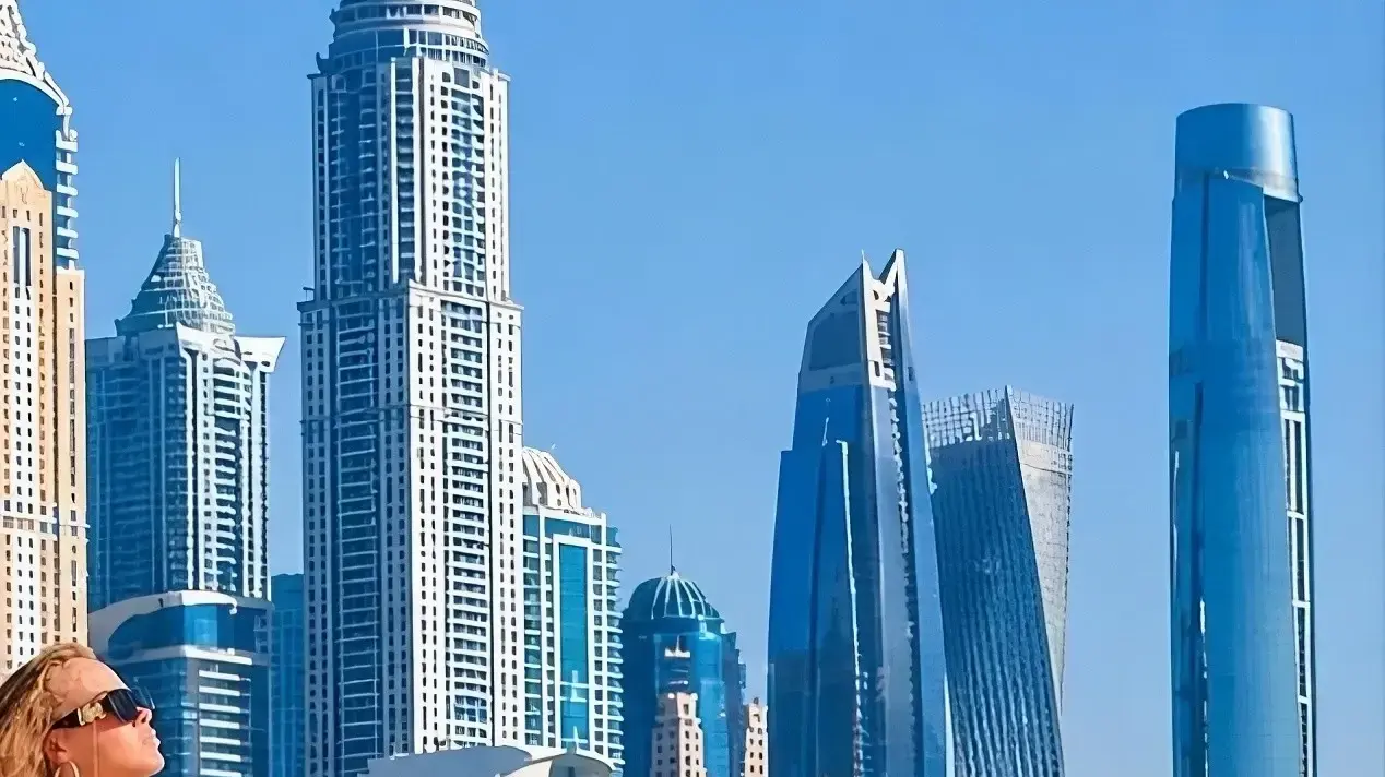 בתקשורת הבריטית טוענים שבטיול המשותף הראשון שלהם בדובאי הוא ארגן עבורה צילומים בעיר, כולל התמונה הזו על חוף הים בתקשורת הבריטית טוענים שבטיול המשותף הראשון שלהם בדובאי הוא ארגן עבורה צילומים בעיר, כולל התמונה הזו על חוף הים