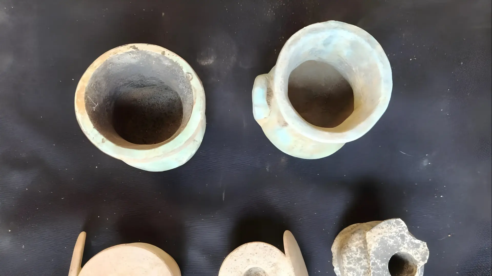 זהו אוסף חפצי הקבורה הכמעט שלם הראשון שנחשף אי פעם באתר זהו אוסף חפצי הקבורה הכמעט שלם הראשון שנחשף אי פעם באתר