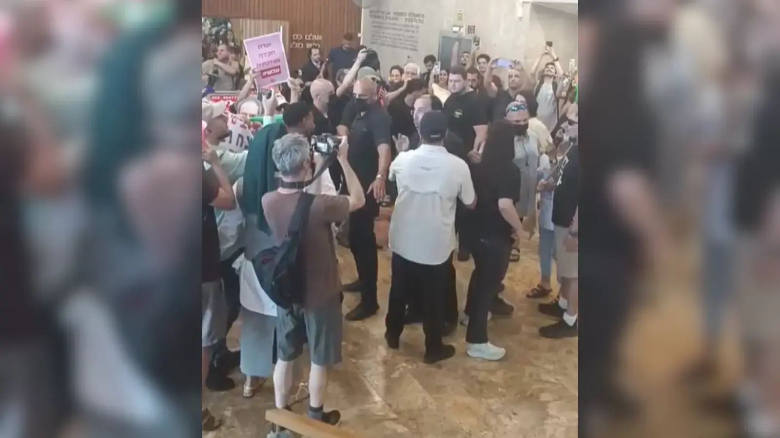 הפגנה בעקבות הגעתו של חכ שמחה רוטמן לאוניברסיטת תל אביב הפגנה בעקבות הגעתו של חכ שמחה רוטמן לאוניברסיטת תל אביב