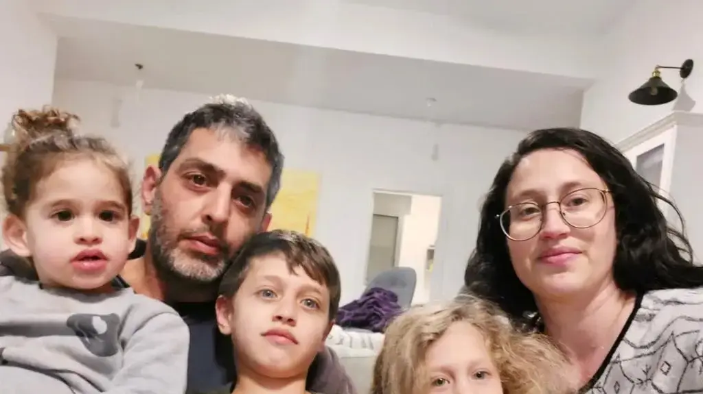 סמדר ורועי עידן ז"ל יחד עם ילדיהם עמליה, מיכאל ואביגיל סמדר ורועי עידן ז"ל יחד עם ילדיהם עמליה, מיכאל ואביגיל