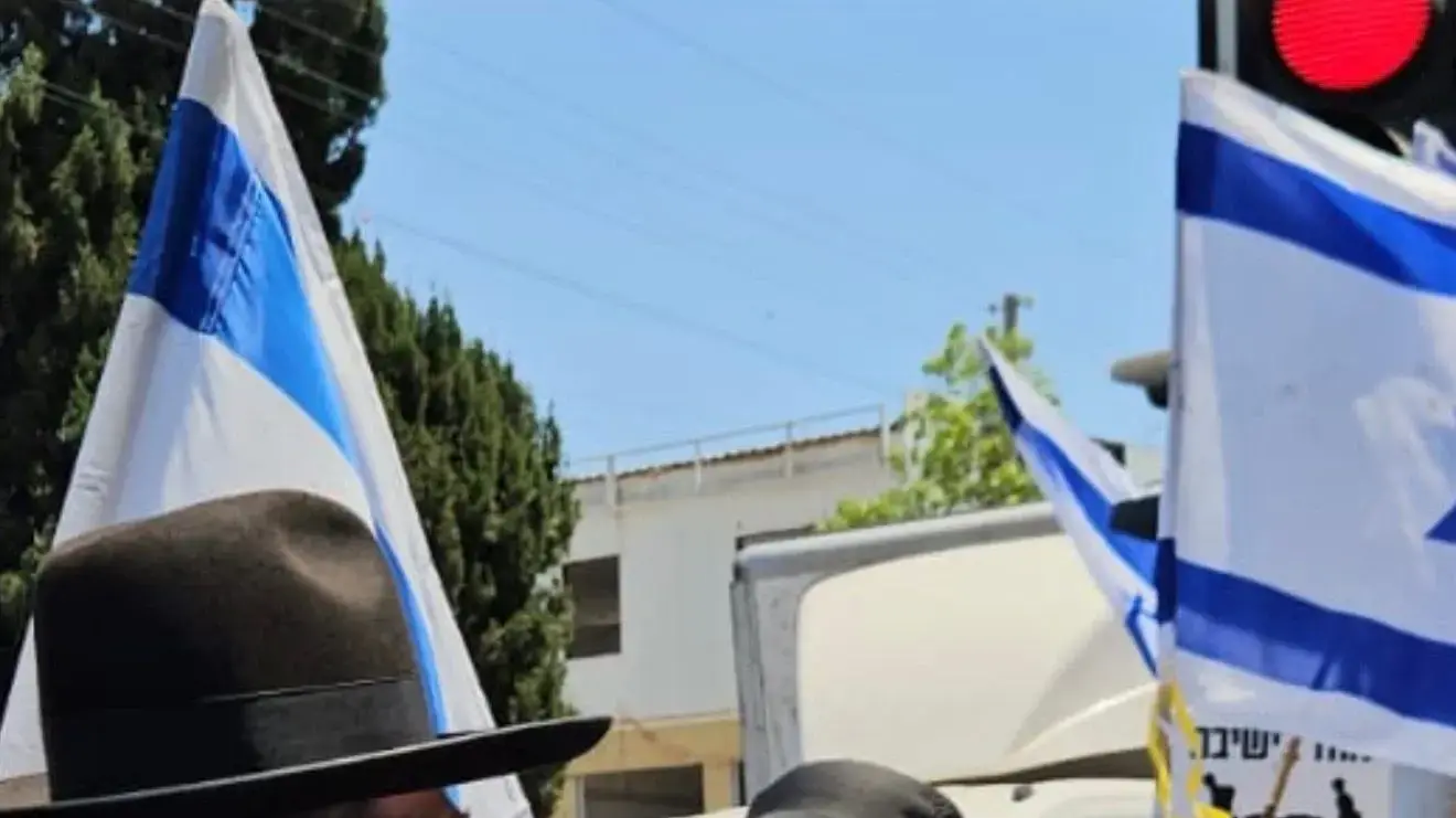 הפגנת נגד חרדים בכניסה לבני ברק הפגנת נגד חרדים בכניסה לבני ברק