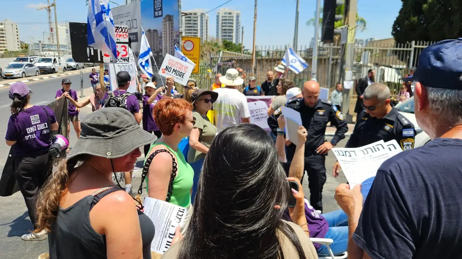 הפגנת נגד חרדים בכניסה לבני ברק הפגנת נגד חרדים בכניסה לבני ברק