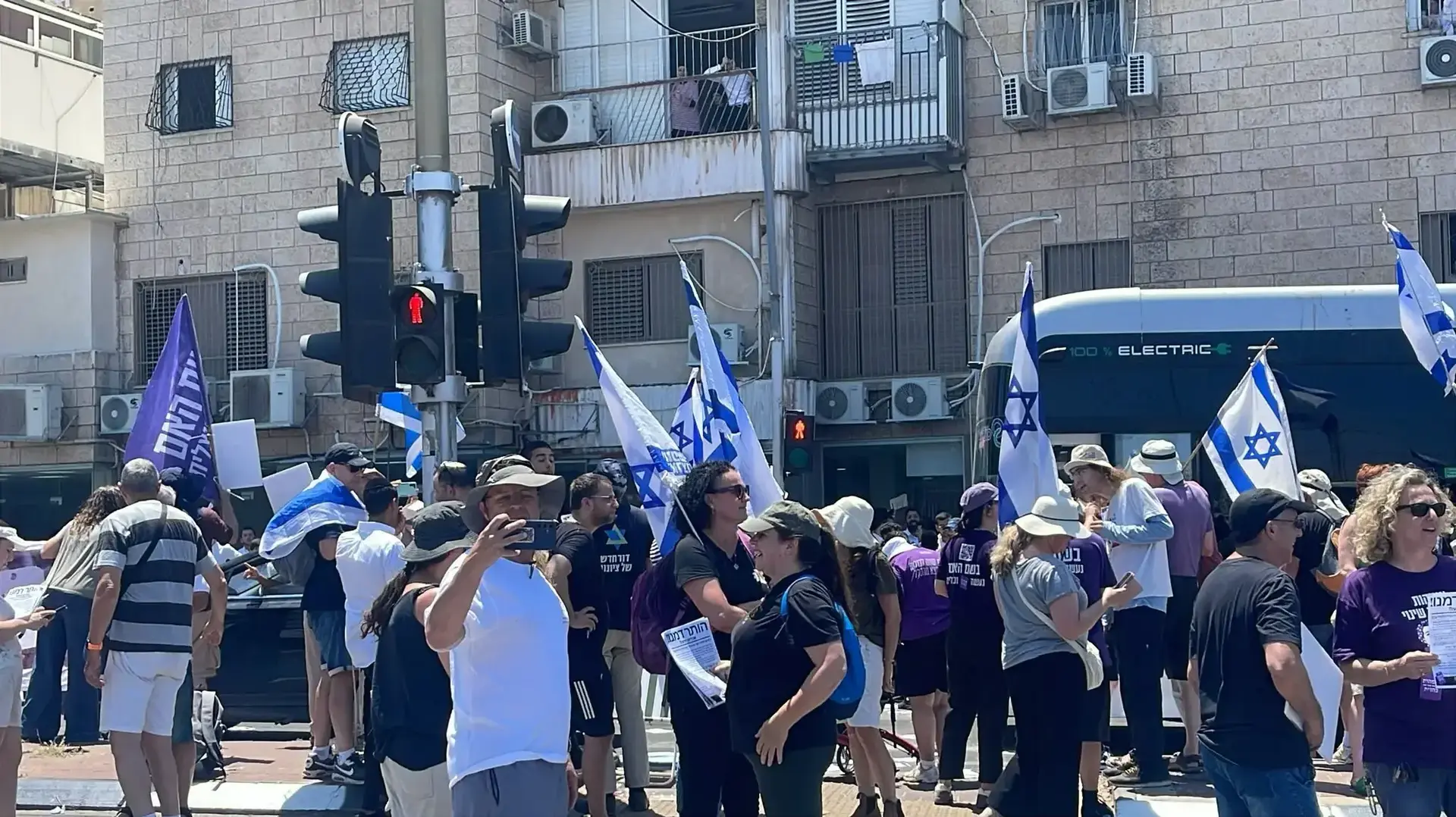 הפגנת נגד חרדים בכניסה לבני ברק הפגנת נגד חרדים בכניסה לבני ברק