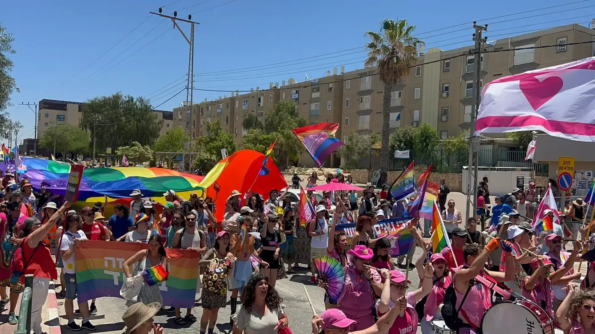מצעד הגאווה במצפה רמון בהשתתפות חברת הכנסת נעמה לזימי