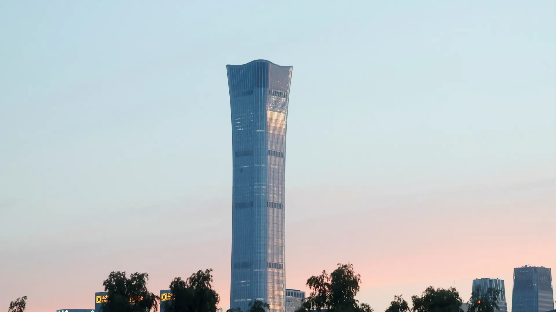 בניין China Zun בבייג'ינג, סין, בו התנגש מטוס קל
26.06.26
