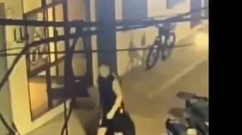 התייר האוסטרלי יוצא מבית המלון בתאילנד עם מזוודה, ובה לפי החשד הנערה בת ה-17 התייר האוסטרלי יוצא מבית המלון בתאילנד עם מזוודה, ובה לפי החשד הנערה בת ה-17