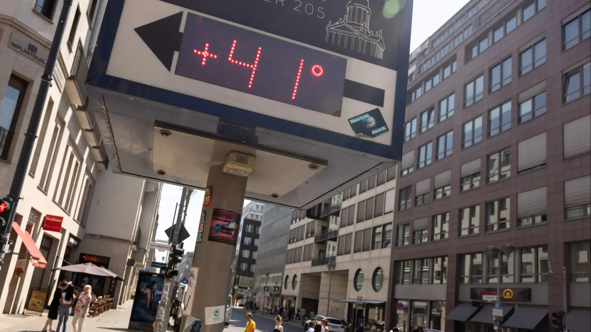 שלט תצוגה בברלין מציג טמפרטורה של 41 מעלות צלזיוס במהלך גל החום שלט תצוגה בברלין מציג טמפרטורה של 41 מעלות צלזיוס במהלך גל החום