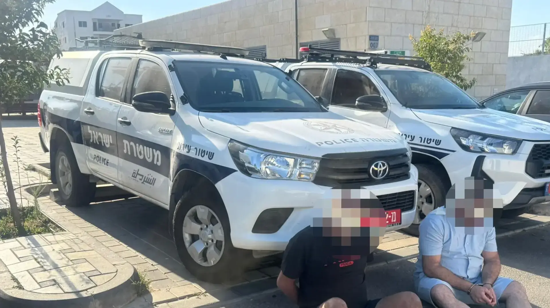 תיעוד מעצרם של שני תושבי טייבה שקפצו על ניידת משטרה
27.06.26