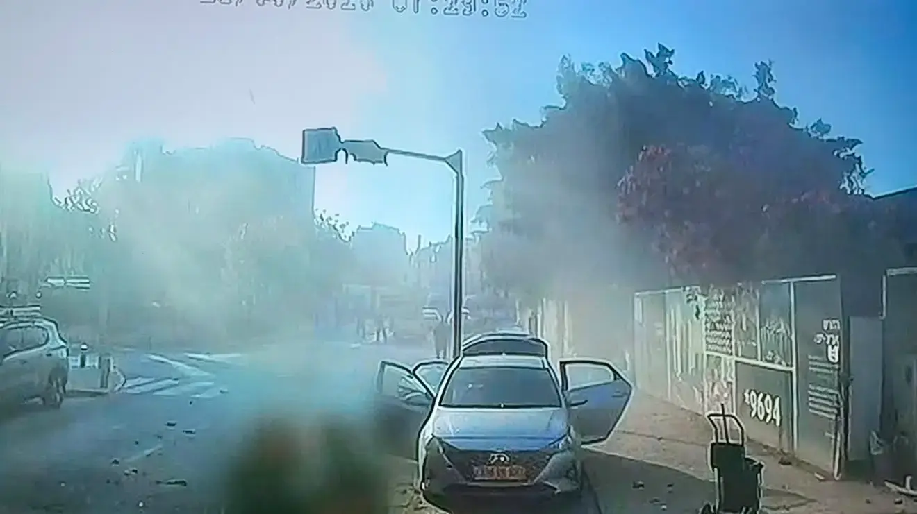 נהג המשאית עם הילד בן ה-6 לאחר הפיצוץ נהג המשאית עם הילד בן ה-6 לאחר הפיצוץ