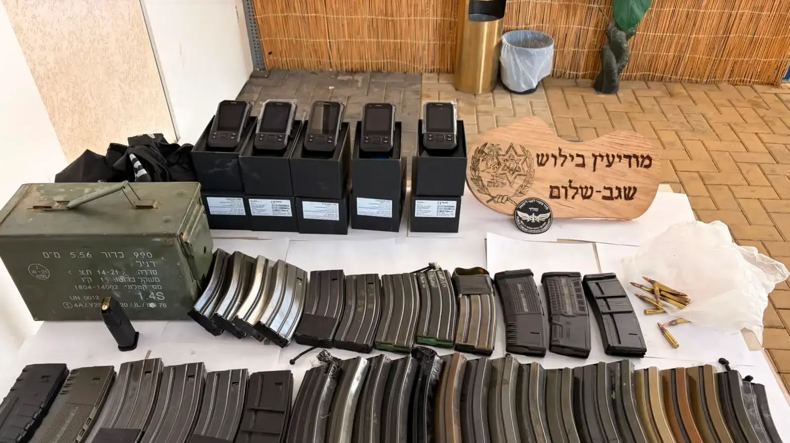 אמל"ח שנתפס בפשיטה אמל"ח שנתפס בפשיטה