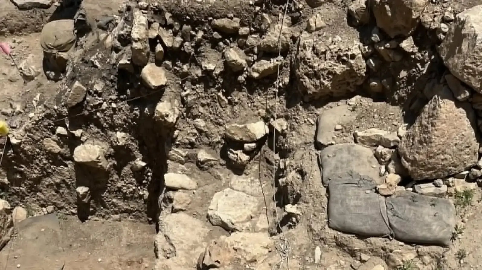 הקיר הדרומי של המבנה שאותר במהלך עונת החפירות של 2026 הקיר הדרומי של המבנה שאותר במהלך עונת החפירות של 2026
