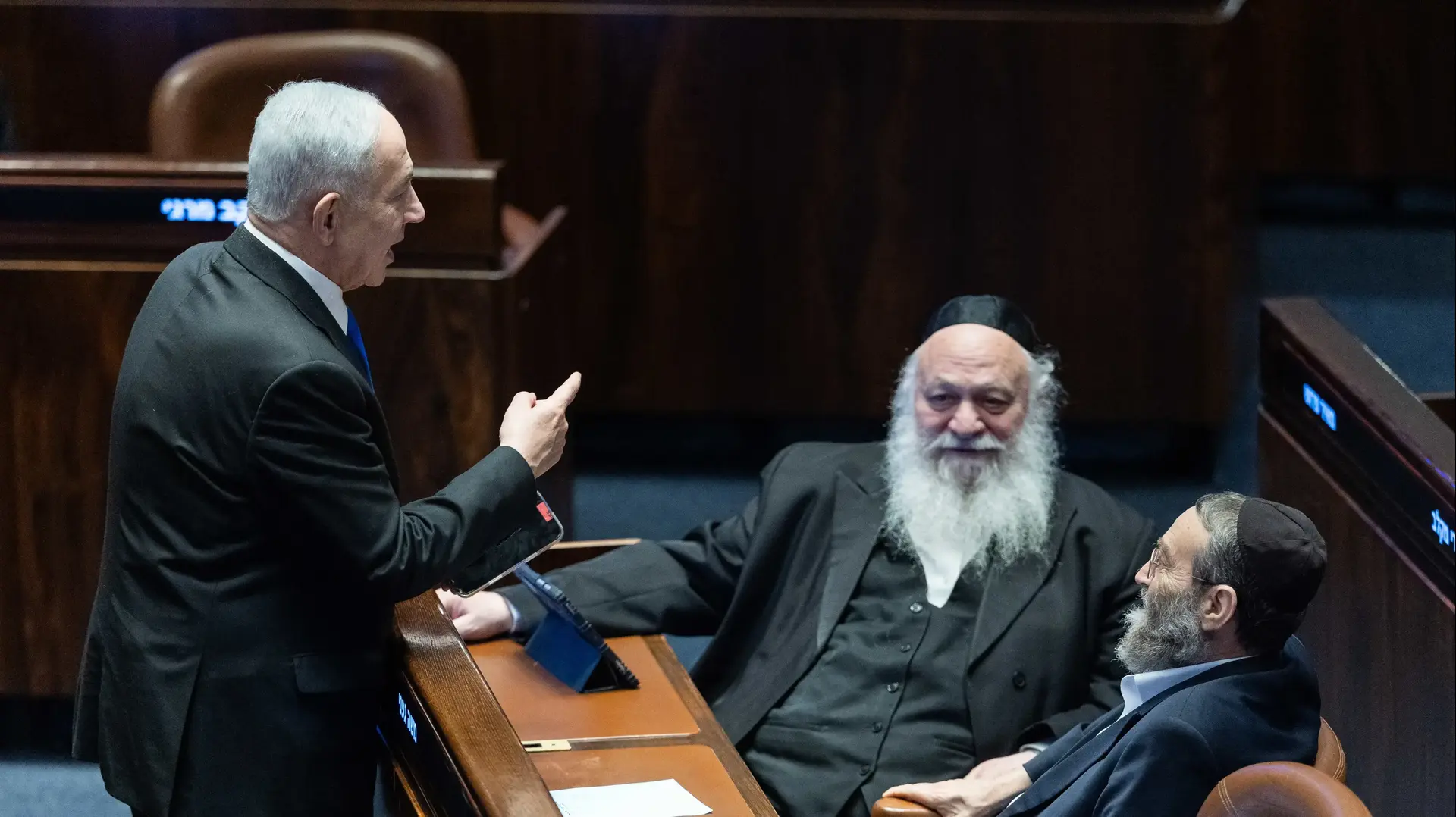 רה"מ בנימין נתניהו, יצחק גולדקנופף,משה גפני, הצבעה על חוק יסוד לימוד תורה,מליאת הכנסת, 1 ביולי 2026 רה"מ בנימין נתניהו, יצחק גולדקנופף,משה גפני, הצבעה על חוק יסוד לימוד תורה,מליאת הכנסת, 1 ביולי 2026