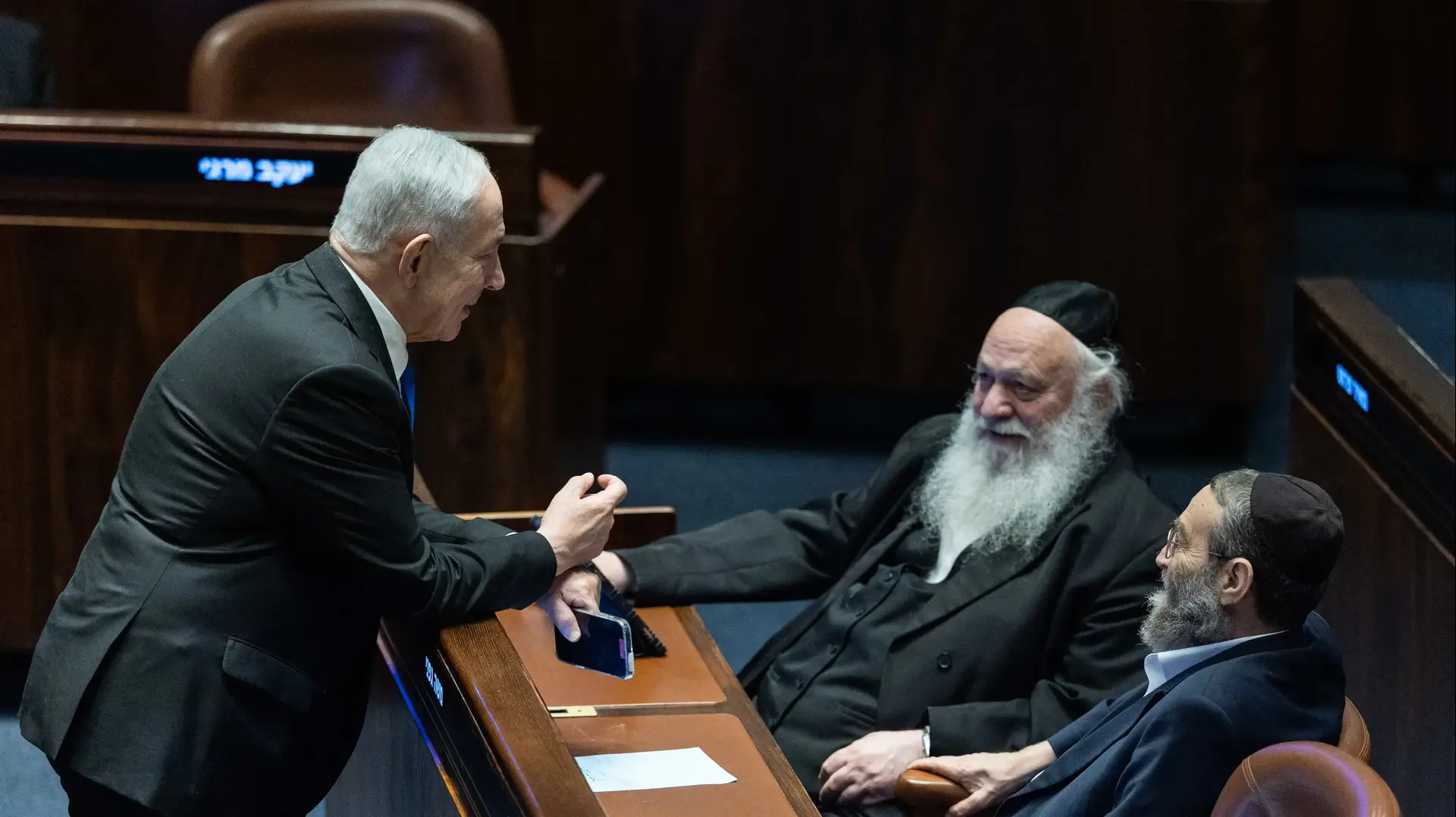 רה"מ בנימין נתניהו, יצחק גולדקנופף,משה גפני, הצבעה על חוק יסוד לימוד תורה,מליאת הכנסת, 1 ביולי 2026 רה"מ בנימין נתניהו, יצחק גולדקנופף,משה גפני, הצבעה על חוק יסוד לימוד תורה,מליאת הכנסת, 1 ביולי 2026