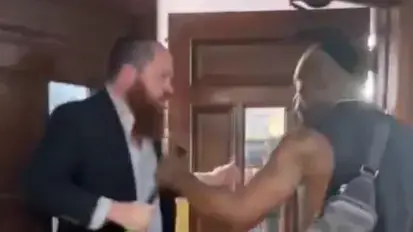 גבר חמוש בסכין ובמחבט בייסבול נכנס למרכז חב״ד העולמי "770", שכונת קראון הייטס בברוקלין גבר חמוש בסכין ובמחבט בייסבול נכנס למרכז חב״ד העולמי "770", שכונת קראון הייטס בברוקלין