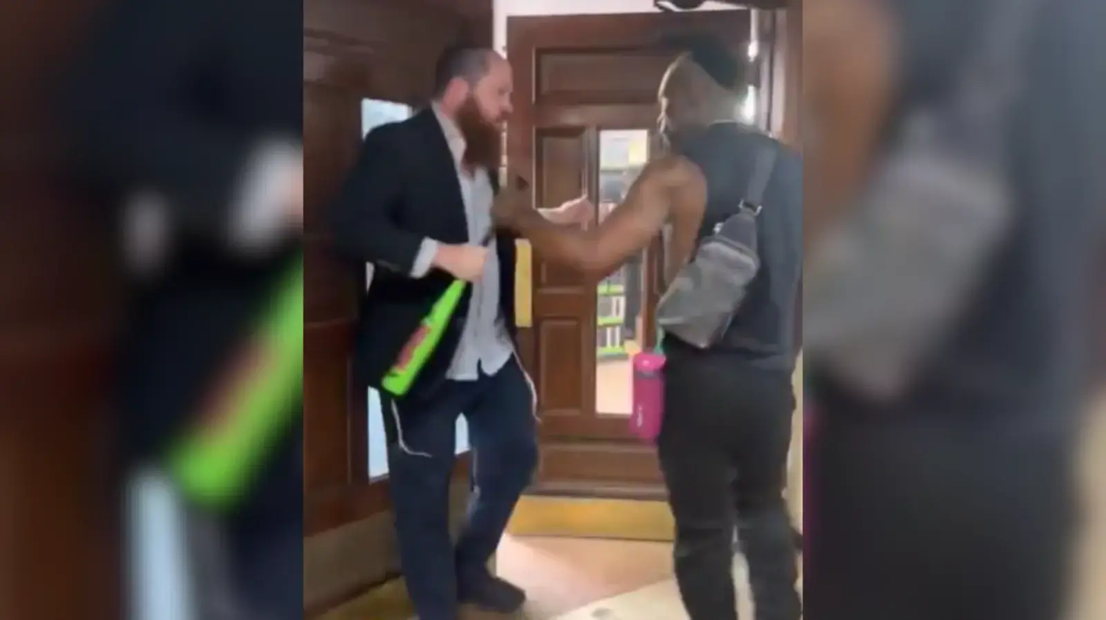 גבר חמוש בסכין ובמחבט בייסבול נכנס למרכז חב״ד העולמי "770", שכונת קראון הייטס בברוקלין גבר חמוש בסכין ובמחבט בייסבול נכנס למרכז חב״ד העולמי "770", שכונת קראון הייטס בברוקלין