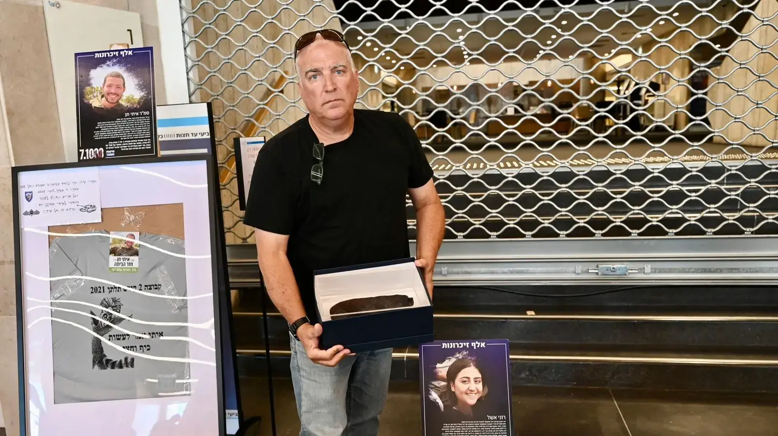 אייל אשל מניח את הכומתה של בתו, רוני אשל ז''ל, תערוכת "1,000 זיכרונות", 2 ביולי 2026 אייל אשל מניח את הכומתה של בתו, רוני אשל ז''ל, תערוכת "1,000 זיכרונות", 2 ביולי 2026