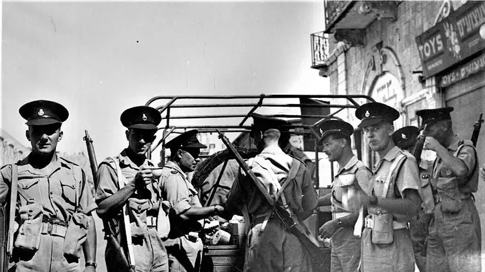חיילים בריטיים בזמן מבצע החיפוש במוסדות הלאומיים