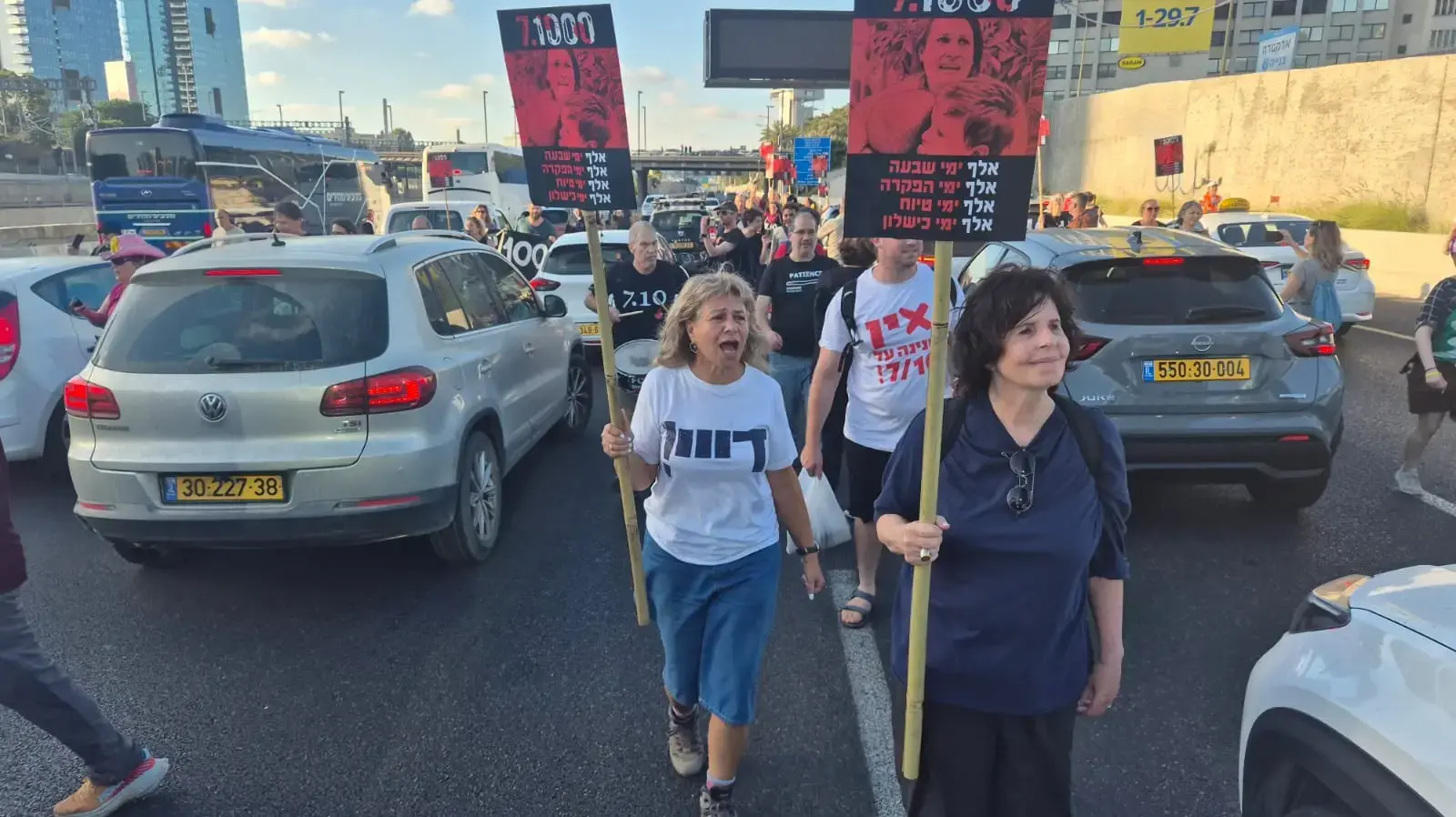 מפגינים חוסמים את נתיבי איילון למען הקמת חקירה ממלכתית. 2 ביולי 2026