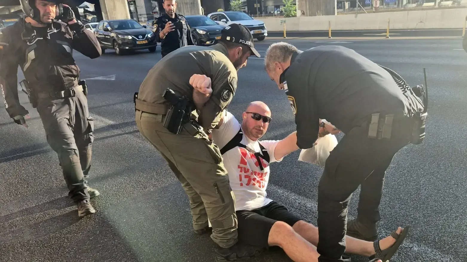 מפגינים חוסמים את נתיבי איילון למען הקמת חקירה ממלכתית. 2 ביולי 2026 מפגינים חוסמים את נתיבי איילון למען הקמת חקירה ממלכתית. 2 ביולי 2026