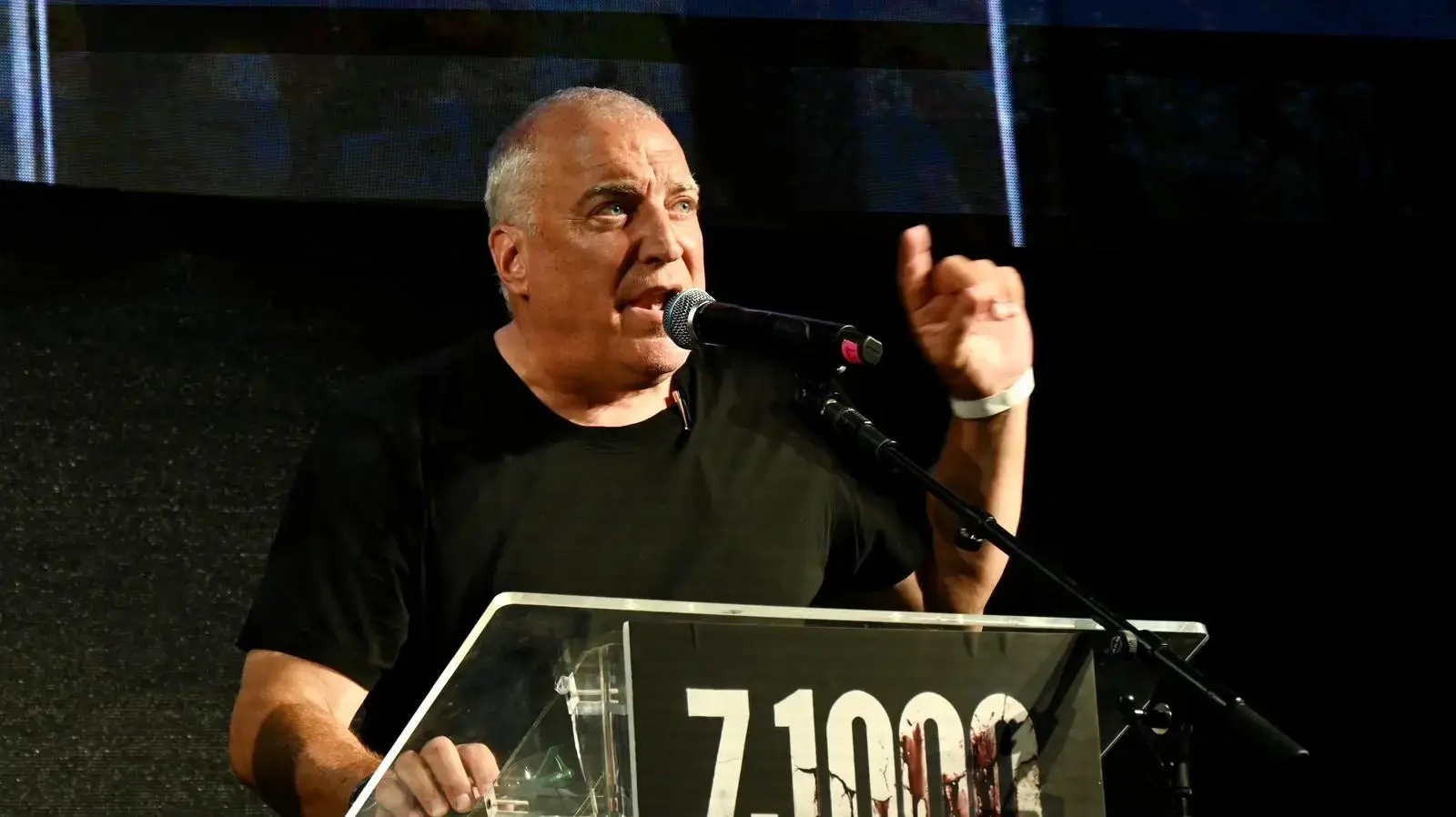 אייל אשל בעצרת 1000 הימים לשביעי באוקטובר, כיכר הבימה. 2 ביולי 2026 אייל אשל בעצרת 1000 הימים לשביעי באוקטובר, כיכר הבימה. 2 ביולי 2026