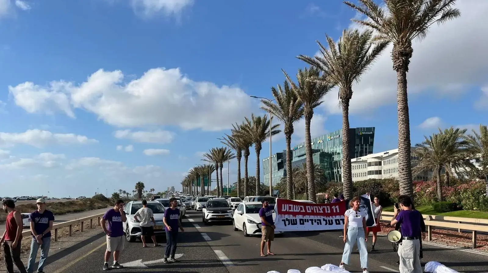 פעילי מפלגת "מקום לכולנו" חוסמים את כביש החוף לכיוון דרום בסמוך לחיפה במחאה על אוזלת היד של המשטרה