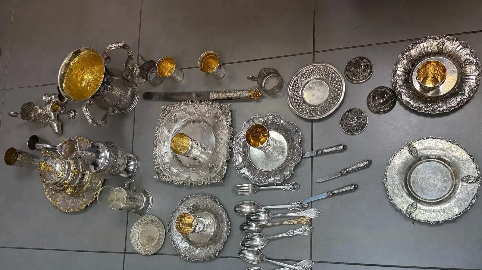 שני קטינים מבני ברק נאשמים: פרצו לחדר האדמו”ר וגנבו כלי כסף בשווי כ-100 אלף שקל מכספת בית הכנסת שני קטינים מבני ברק נאשמים: פרצו לחדר האדמו”ר וגנבו כלי כסף בשווי כ-100 אלף שקל מכספת בית הכנסת