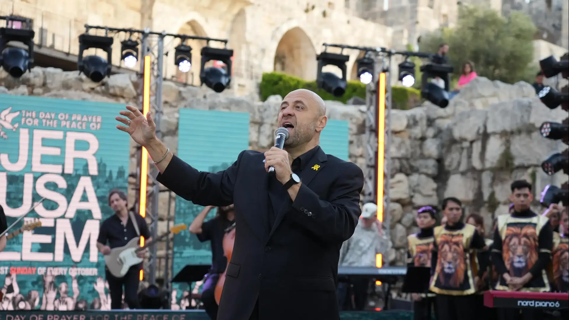 בישוף רוברט סטרנס, מייסד ונשיא ארגון Eagles' Wings