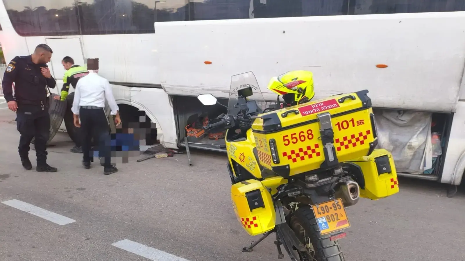 חילוץ אדם הנלכד מתחת לאוטובוס ביישוב חפץ חיים
6.7.26