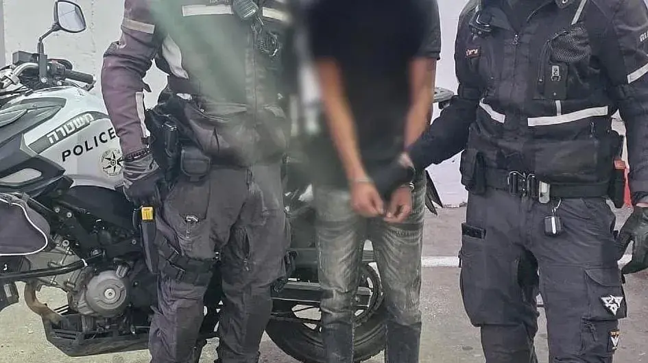 שוטרי תחנת חולון עצרו שב"ח שעורר את חשדו של נהג אוטובוס וחשוד כי היה מעורב בגניבת רכב שוטרי תחנת חולון עצרו שב"ח שעורר את חשדו של נהג אוטובוס וחשוד כי היה מעורב בגניבת רכב