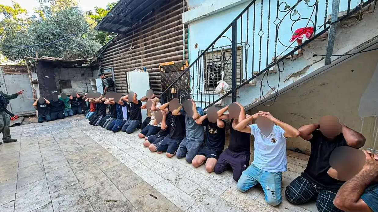 נהגת ניסתה להימלט ממג”ב - המרדף הוביל לחשיפת דירת מסתור ובה 35 שוהים בלתי חוקיים
