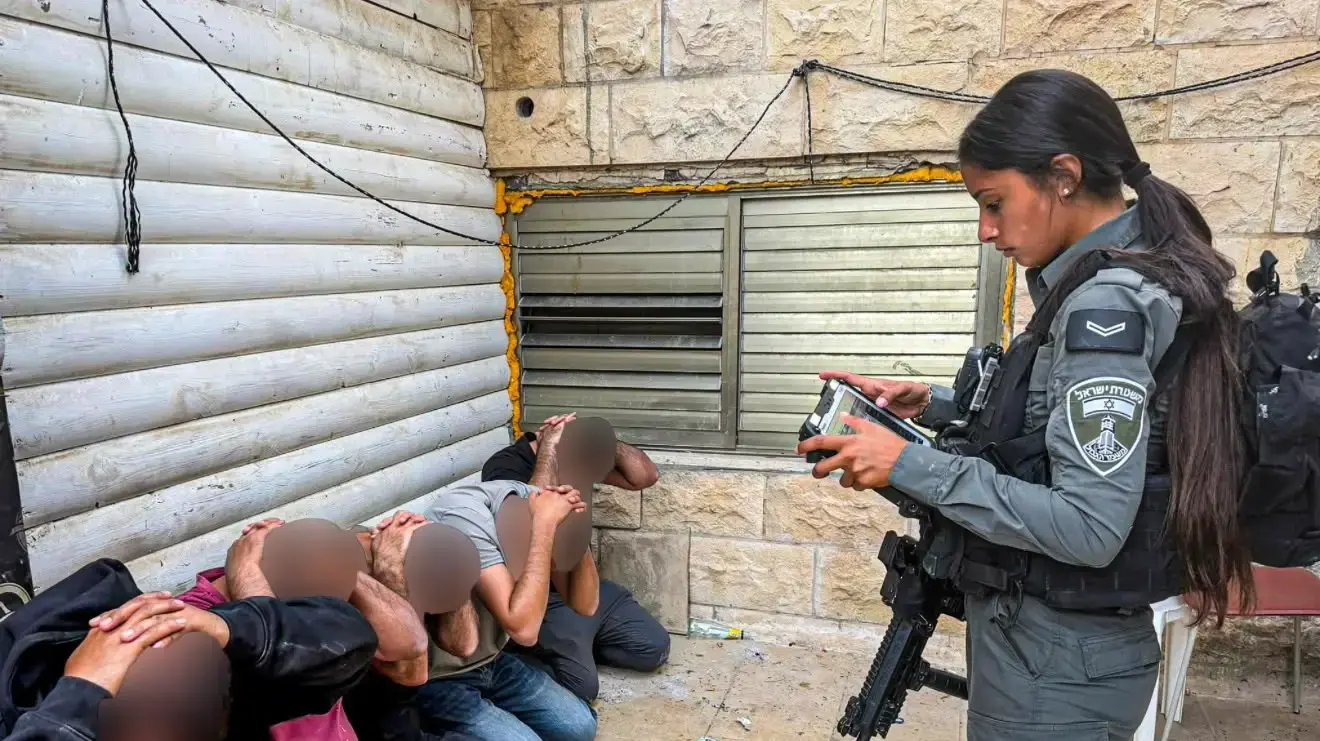 נהגת ניסתה להימלט ממג”ב - המרדף הוביל לחשיפת דירת מסתור ובה 35 שוהים בלתי חוקיים נהגת ניסתה להימלט ממג”ב - המרדף הוביל לחשיפת דירת מסתור ובה 35 שוהים בלתי חוקיים