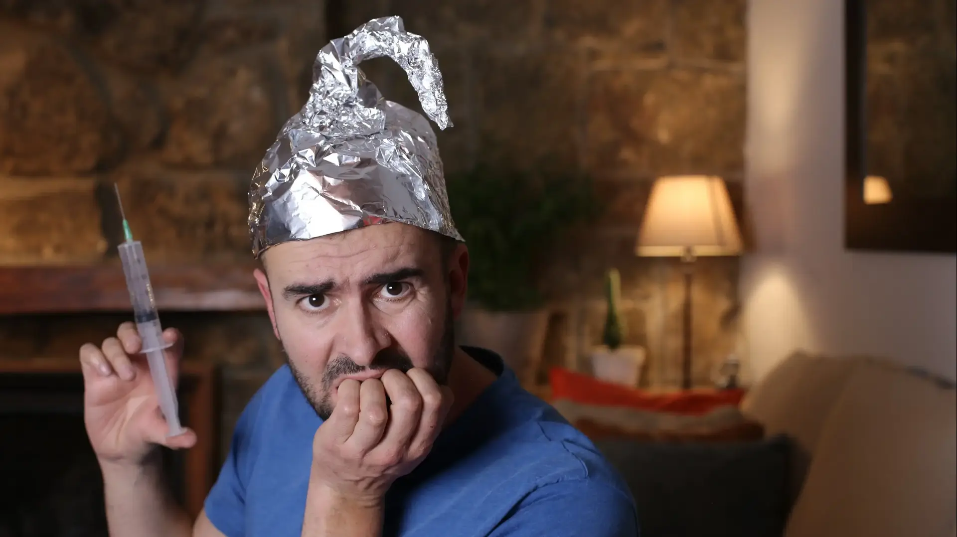 מאמין בתיאוריות קונספירציה מחזיק מזרק
