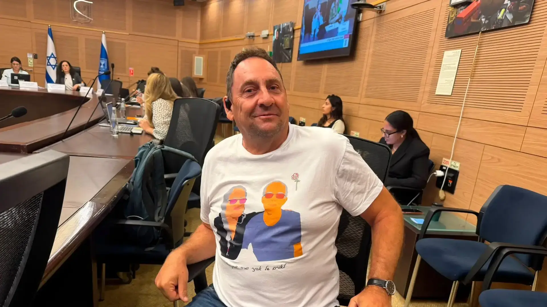 משמר הכנסת הוציא משתתף מדיון בשל חולצה עם הכיתוב "נזכור - עד החטוף האחרון" משמר הכנסת הוציא משתתף מדיון בשל חולצה עם הכיתוב "נזכור - עד החטוף האחרון"