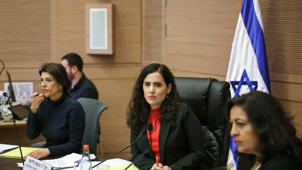 משמר הכנסת הוציא משתתף מדיון בשל חולצה עם הכיתוב "נזכור - עד החטוף האחרון".
יו"ר הוועדה נעמה לזימי הורתה לאפשר את השתתפותו משמר הכנסת הוציא משתתף מדיון בשל חולצה עם הכיתוב "נזכור - עד החטוף האחרון".
יו"ר הוועדה נעמה לזימי הורתה לאפשר את השתתפותו