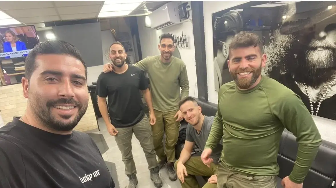 נדב פרץ וחיילים במספרה, קריית שמונה נדב פרץ וחיילים במספרה, קריית שמונה