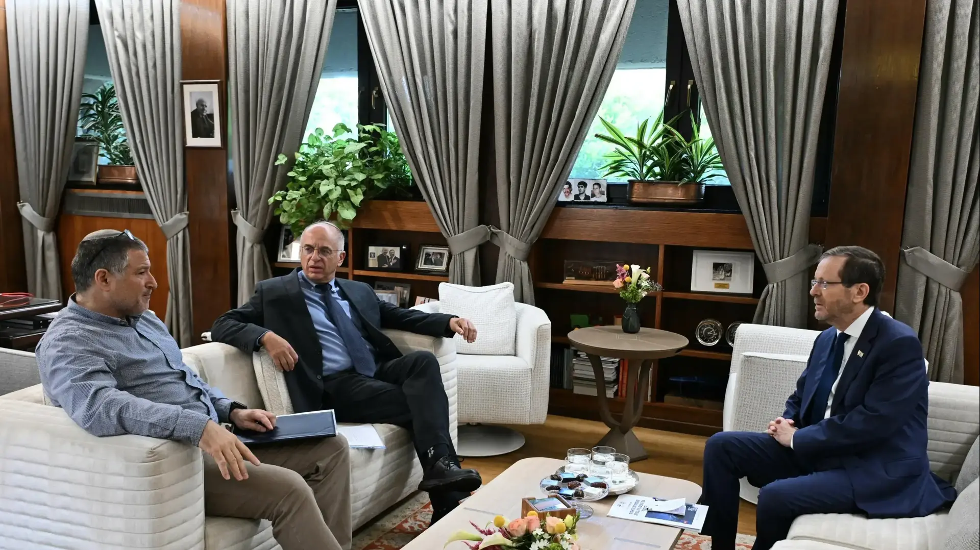 נשיא המדינה נועד עם יו”ר ועדת הבחירות המרכזית וראש השב”כ ויחד הצהירו על תמיכתם המלאה בוועדת הבחירות המרכזית ובהבטחת תקינותן נשיא המדינה נועד עם יו”ר ועדת הבחירות המרכזית וראש השב”כ ויחד הצהירו על תמיכתם המלאה בוועדת הבחירות המרכזית ובהבטחת תקינותן