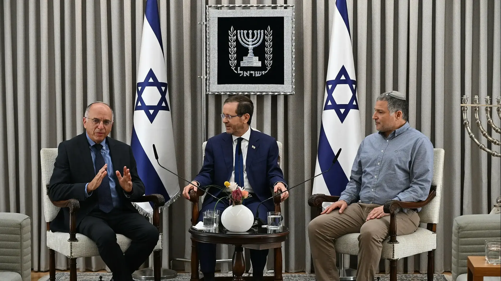 נשיא המדינה נועד עם יו”ר ועדת הבחירות המרכזית וראש השב”כ ויחד הצהירו על תמיכתם המלאה בוועדת הבחירות המרכזית ובהבטחת תקינותן