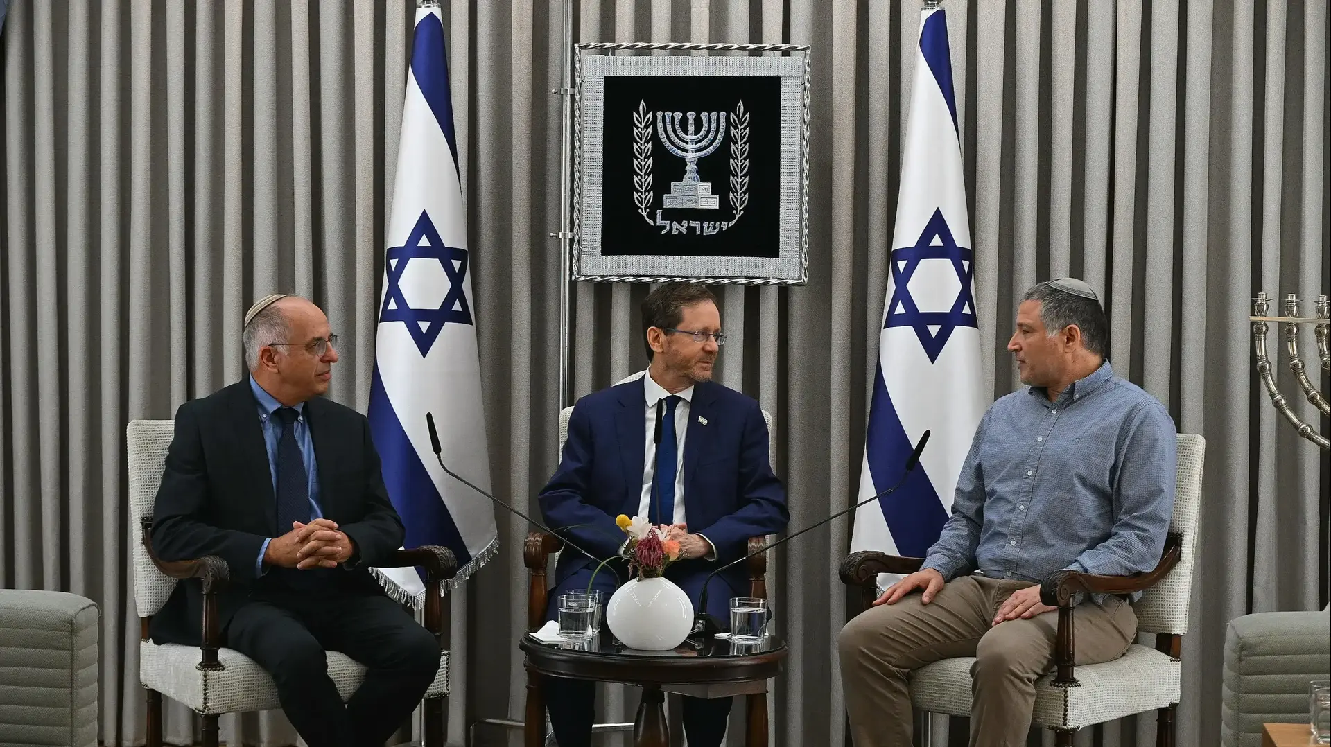 נשיא המדינה נועד עם יו”ר ועדת הבחירות המרכזית וראש השב”כ ויחד הצהירו על תמיכתם המלאה בוועדת הבחירות המרכזית ובהבטחת תקינותן נשיא המדינה נועד עם יו”ר ועדת הבחירות המרכזית וראש השב”כ ויחד הצהירו על תמיכתם המלאה בוועדת הבחירות המרכזית ובהבטחת תקינותן