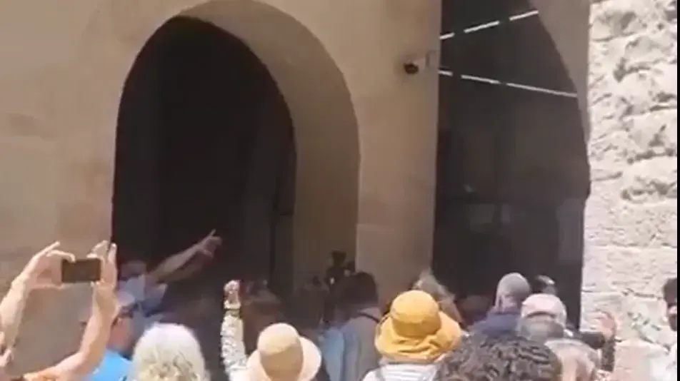 עשרות חרדים הגיעו לבית הקפה בסמטה שבשכונת נחלאות במחאה על פתיחתו בשבת