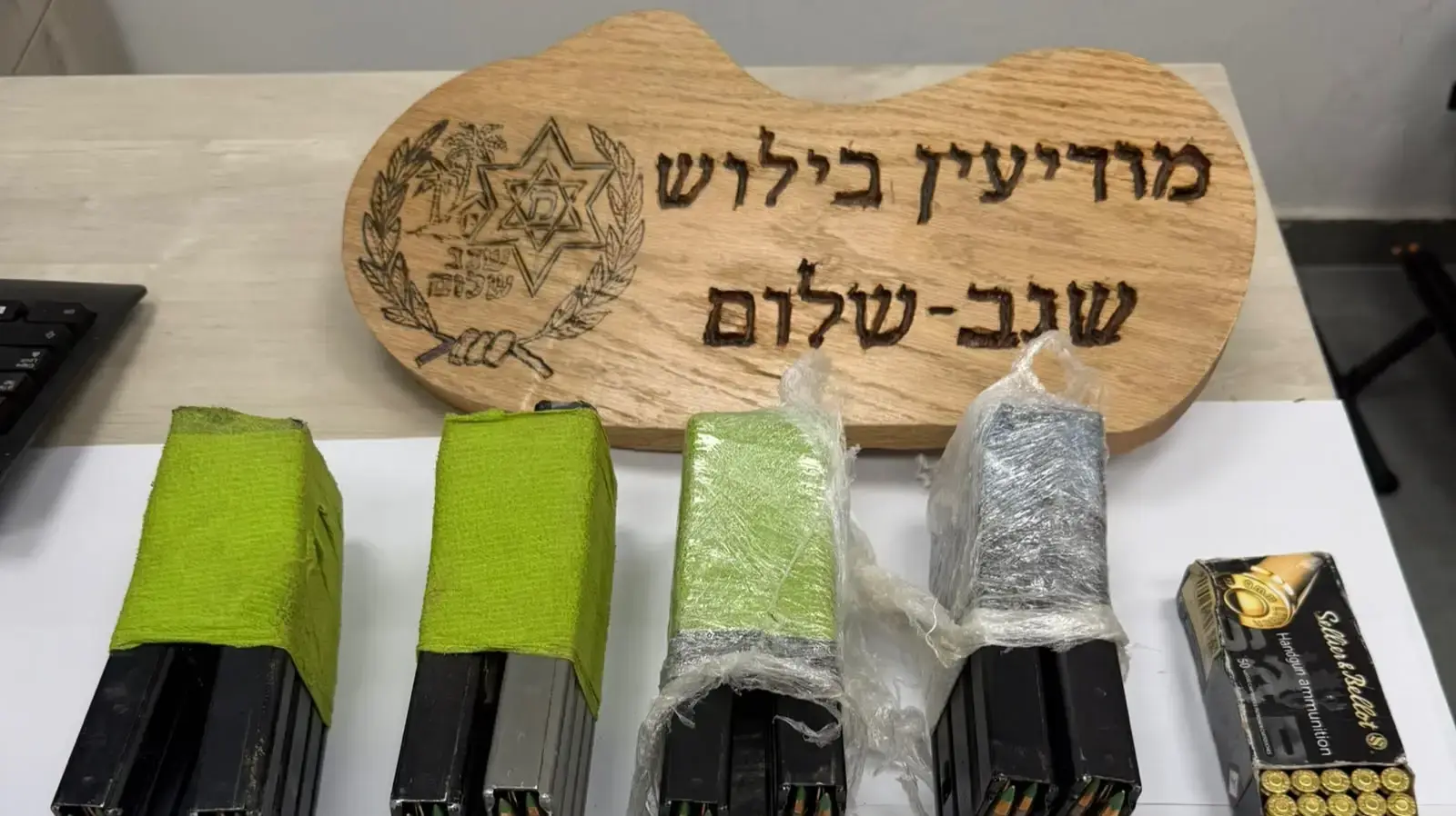 שלושה אקדחים, 12 מחסניות, ברוס החשוד כגנוב מצה"ל, מאות כדורי תחמושת ועשרות קליעי 9 מ"מ