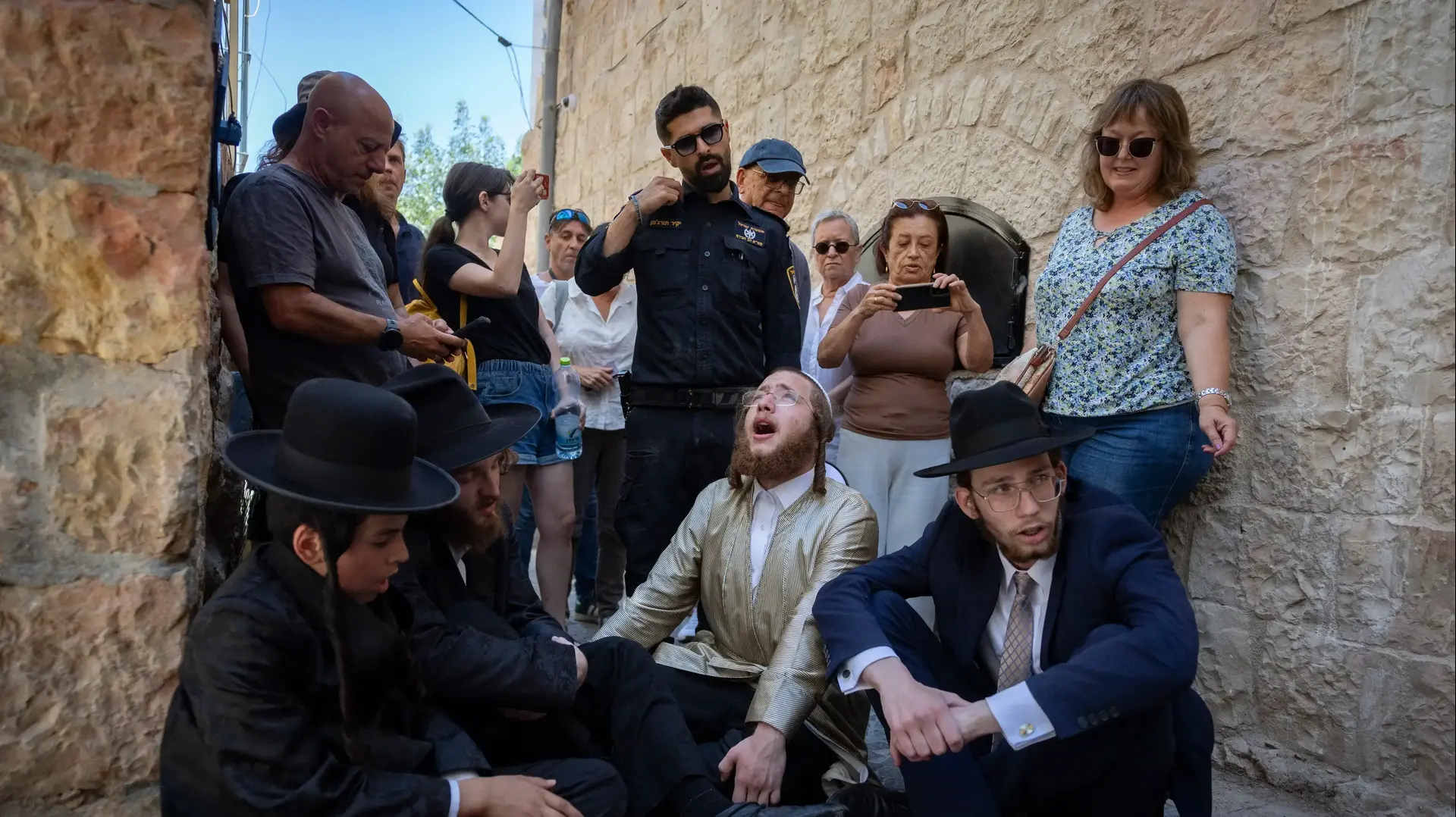 מחאה של חרדים מול חילונים מחוץ לבית קפה "בסמטה", ירושלים, 11 ביולי 2026