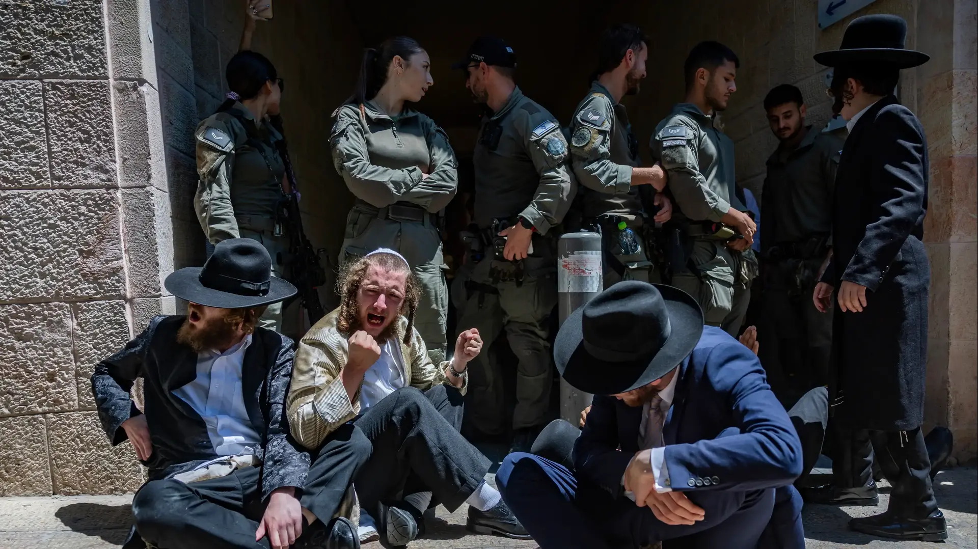 מחאה של חרדים מול חילונים מחוץ לבית קפה "בסמטה", ירושלים, 11 ביולי 2026 מחאה של חרדים מול חילונים מחוץ לבית קפה "בסמטה", ירושלים, 11 ביולי 2026