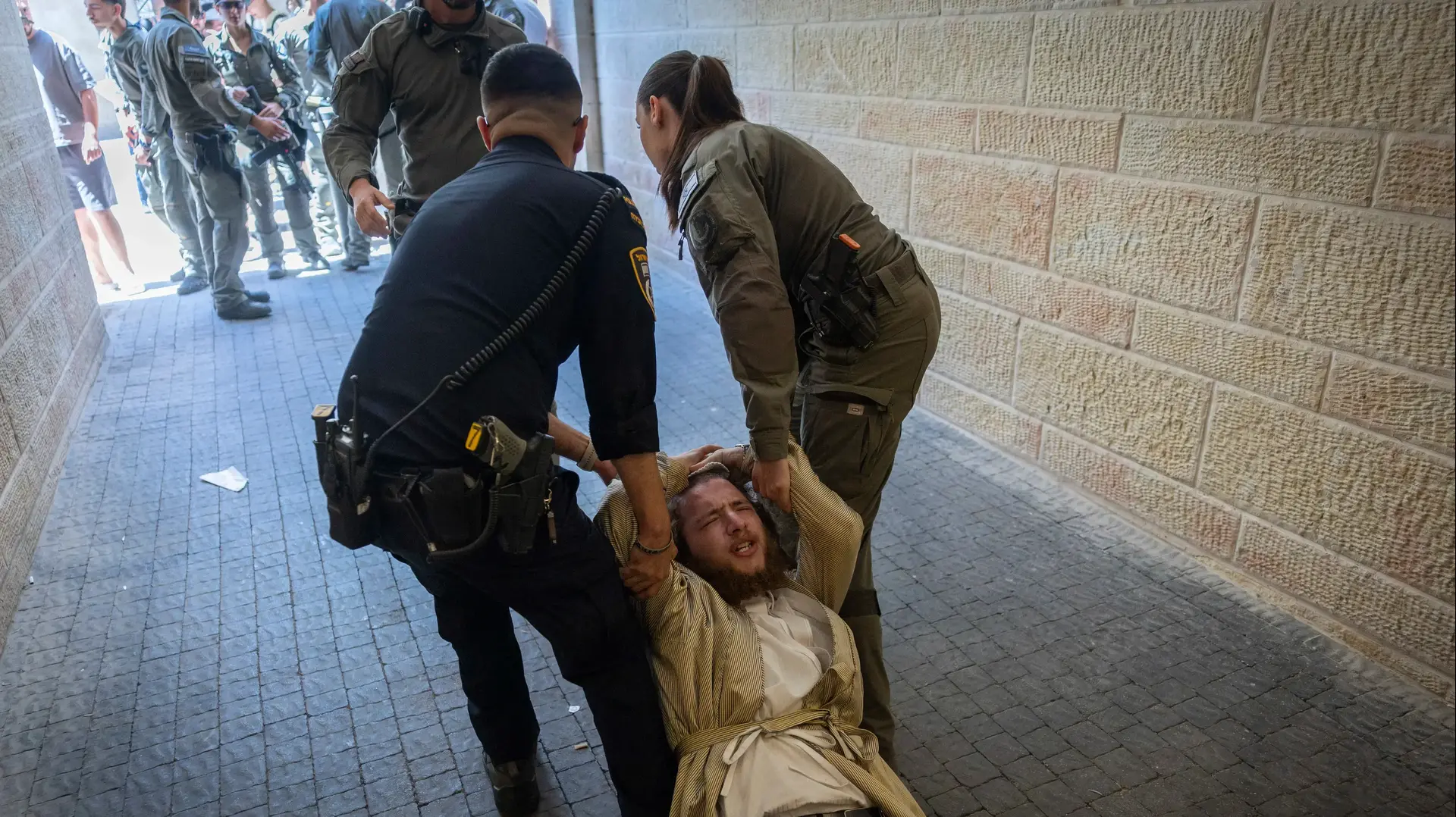 מחאה של חרדים מול חילונים מחוץ לבית קפה "בסמטה", ירושלים, 11 ביולי 2026 מחאה של חרדים מול חילונים מחוץ לבית קפה "בסמטה", ירושלים, 11 ביולי 2026